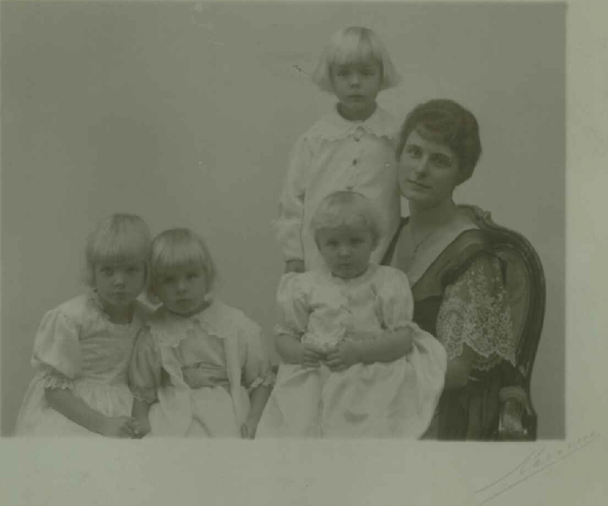Ester with children 1918